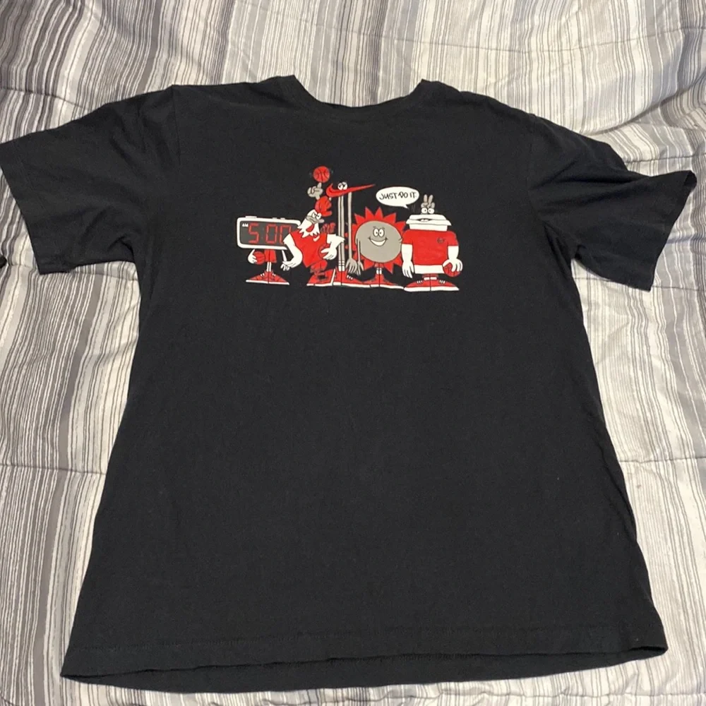 Sale Nike graphic logo size medium T-shirt just do it